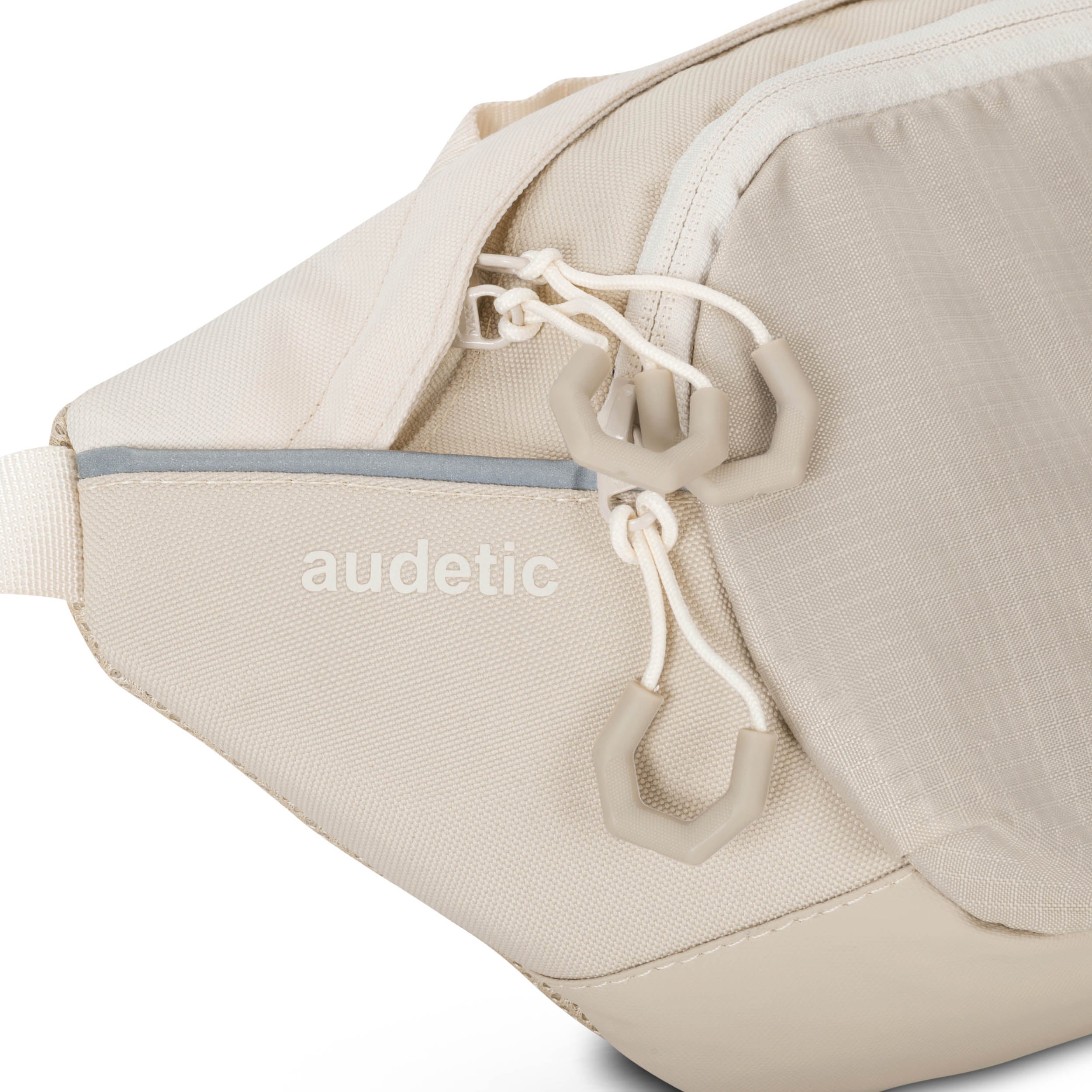 Beige Bauchtasche 'DRIP' von audetic mit Reißverschluss und drei Verschlussanhängern