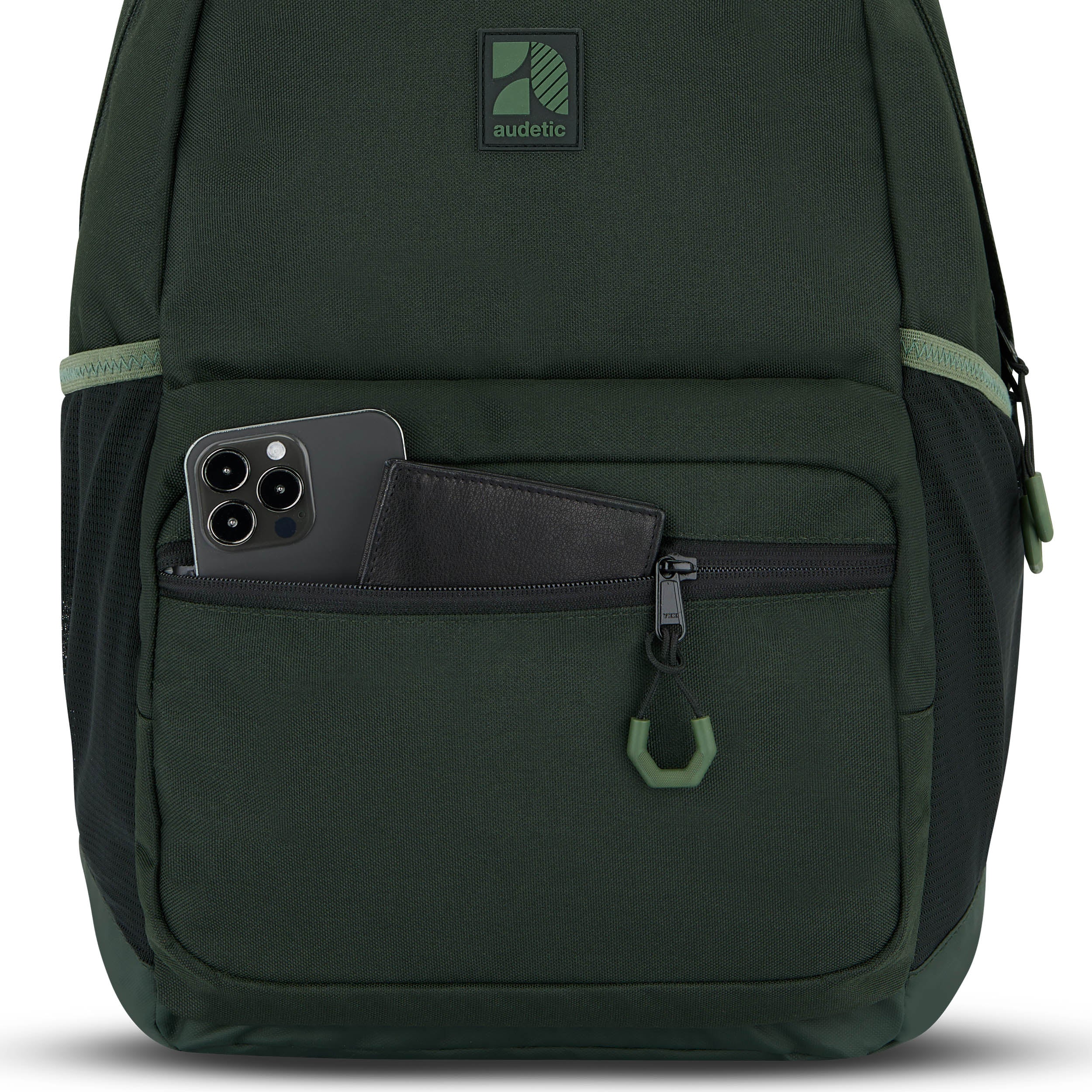 Grüner Schulrucksack FLEX von audetic mit Fronttasche, in der ein Smartphone und ein schwarzes Portemonnaie stecken