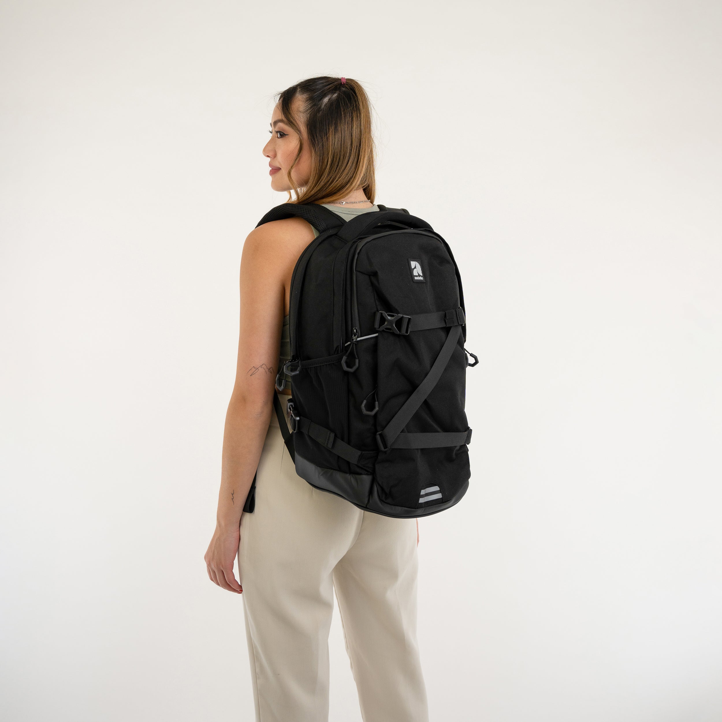 Jugendliche von der Seite trägt schwarzen Schulrucksack COSMO von Audetic