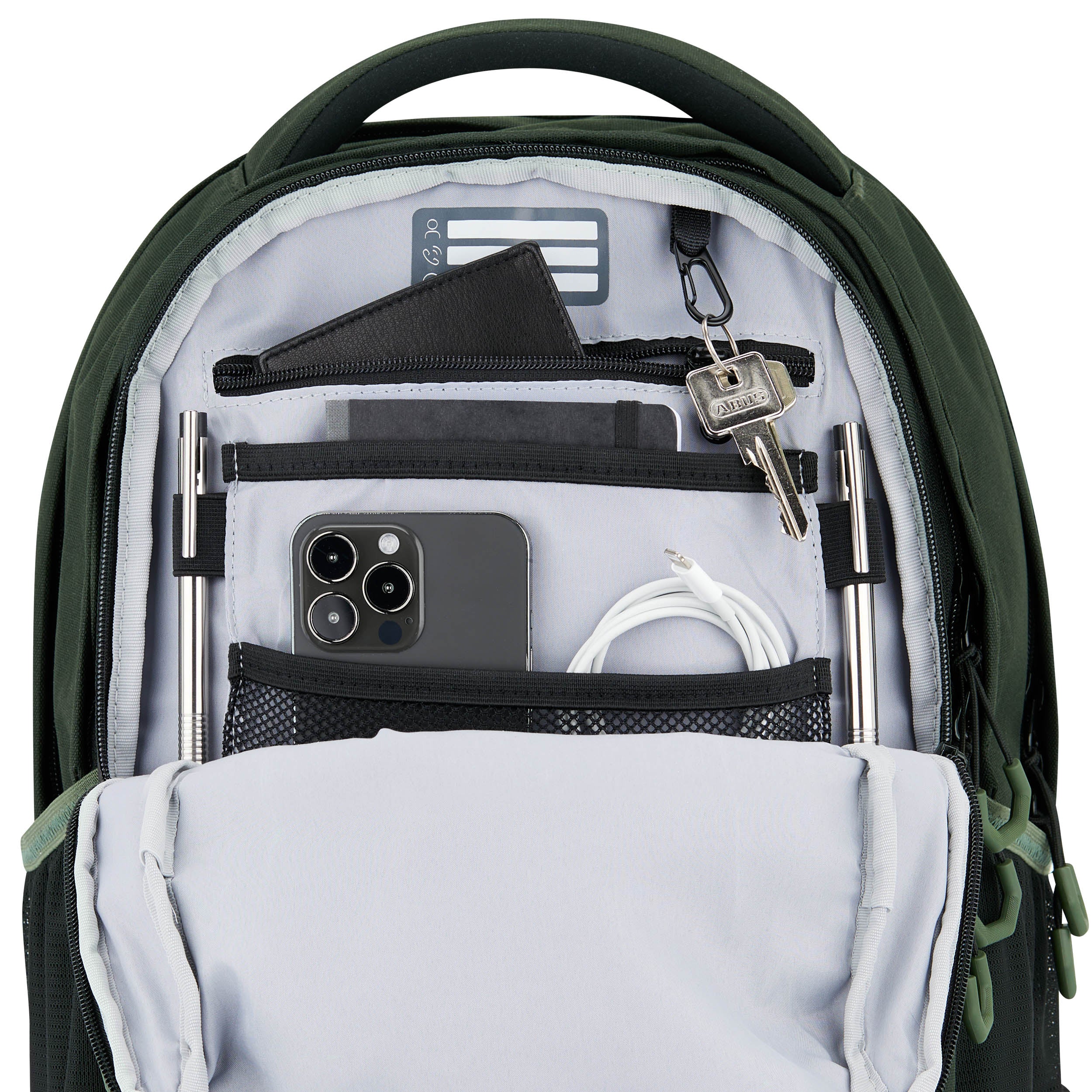 Innenansicht des grünen Schulrucksacks COSMO mit organisiertem Stauraum, Stifte, Smartphone, Ladekabel, Schlüssel und Hülle