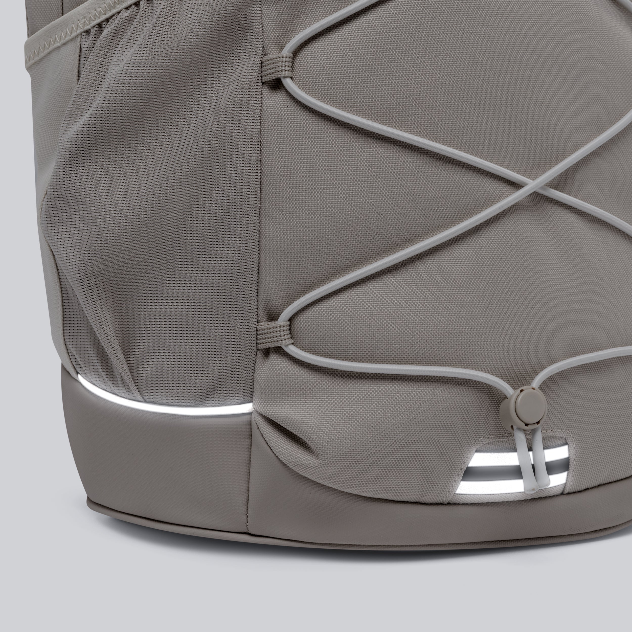 Reflektierende Details am unteren Bereich des grauen Schulrucksacks AERO