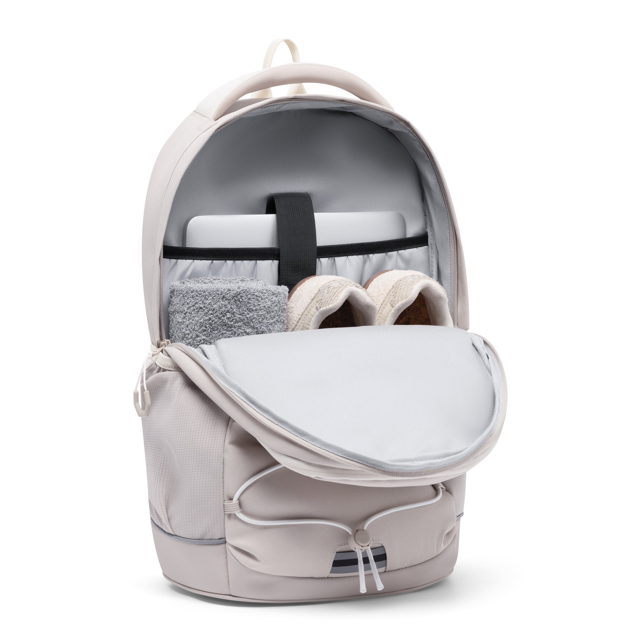 Sandfarbener Schulrucksack AERO mit geöffnetem Hauptfach, Laptopfach, Schuhen und grauem Handtuch innen