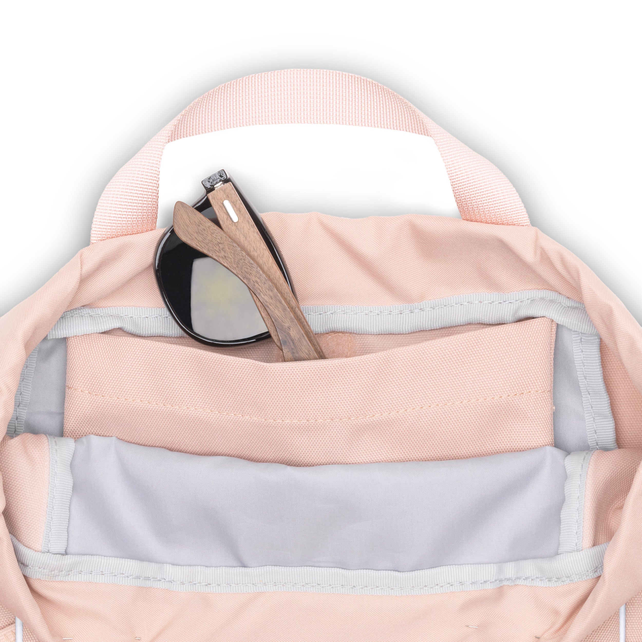 Rosa Turnbeutel FIT mit Innenfach, darin schwarze Sonnenbrille mit braunen Holzbügeln