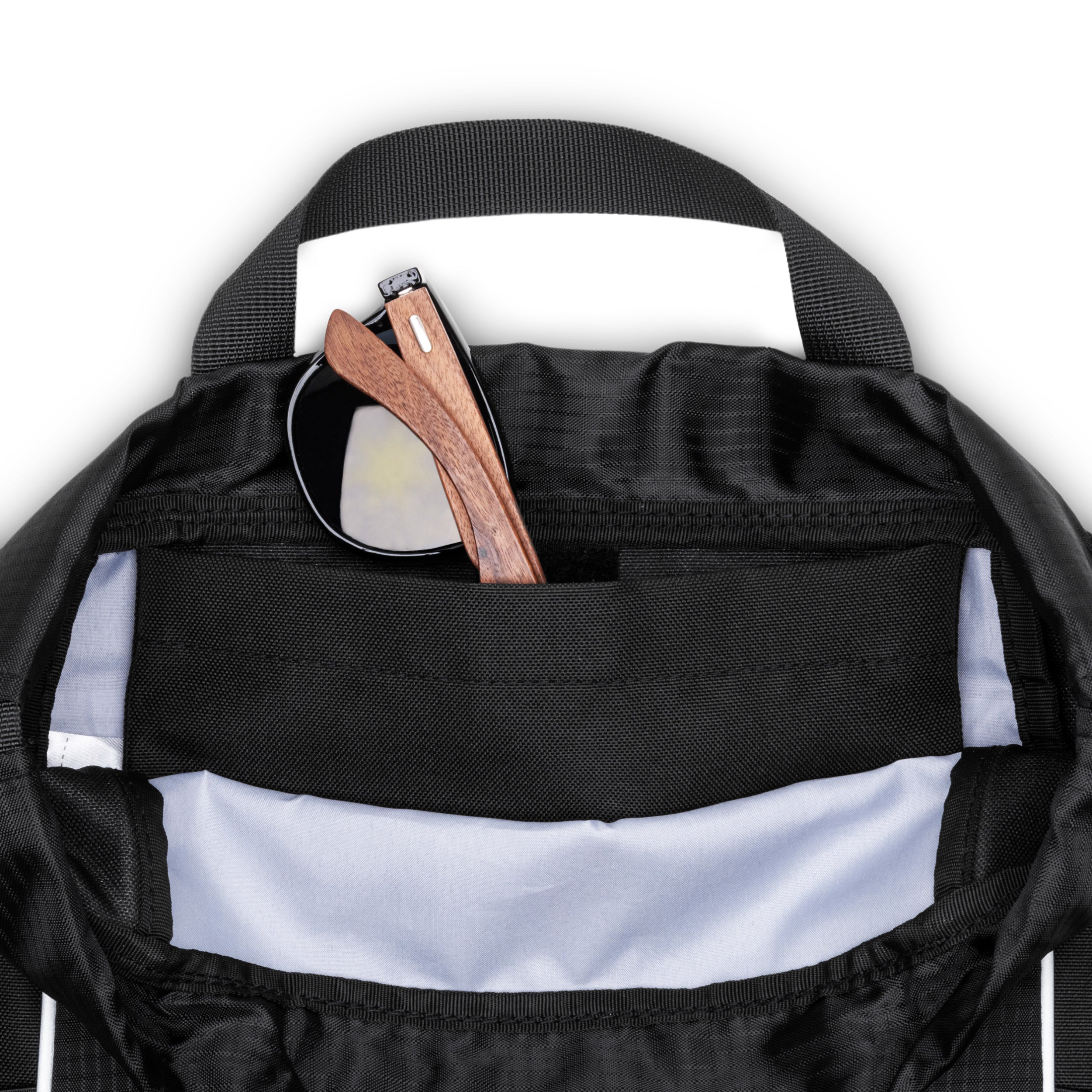 Innenansicht des schwarzen Turnbeutels FIT von audetic mit schwarzer Tasche, in der eine Sonnenbrille mit braunen Bügeln steckt
