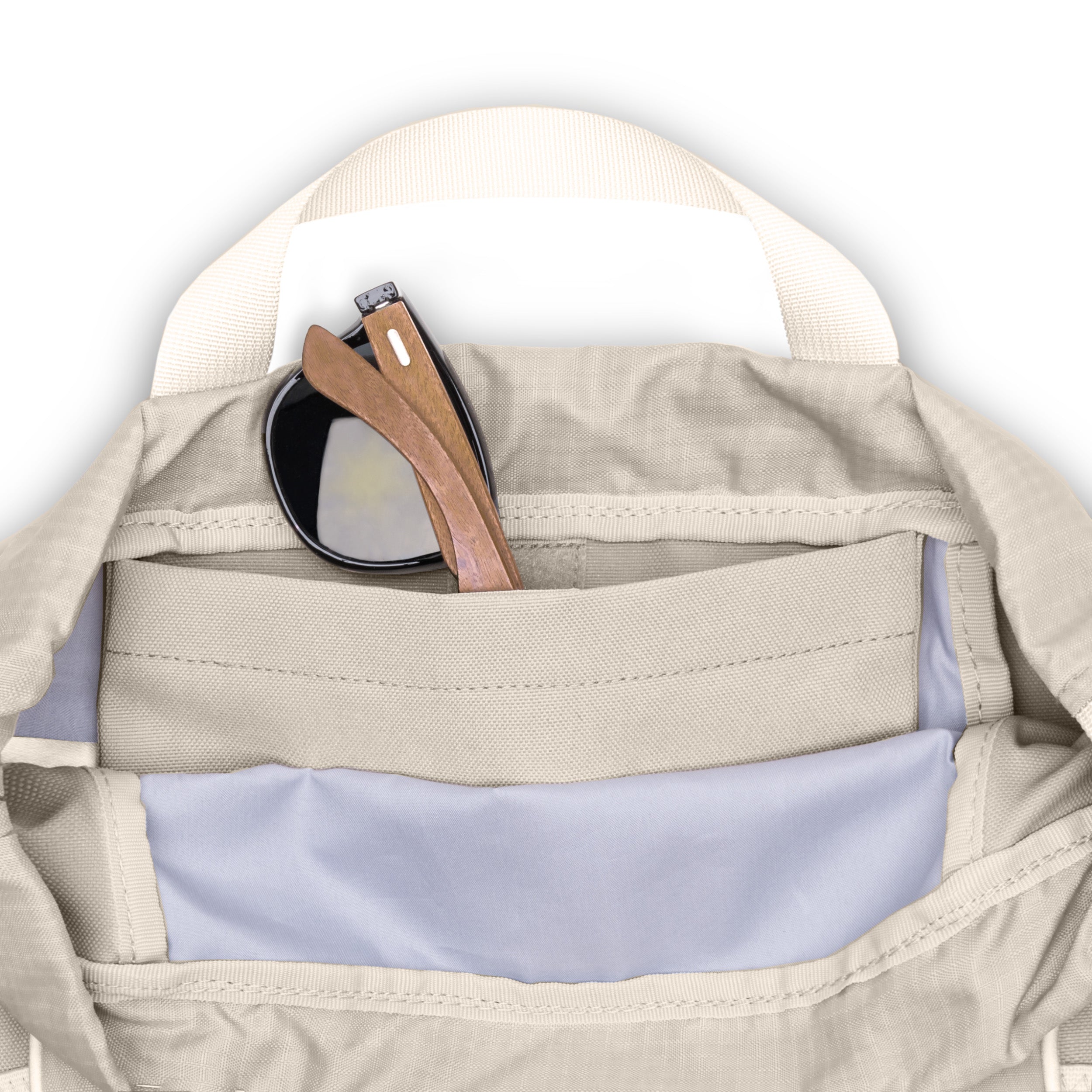 Beige Turnbeutel FIT mit Innenfach, darin braune Sonnenbrille mit Holzbügeln