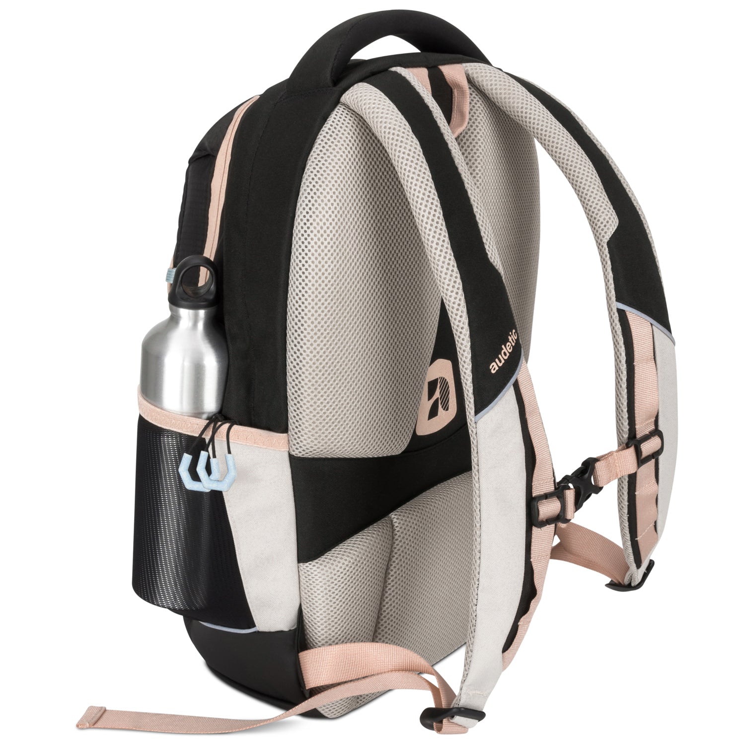 Rückseite des schwarzen und rosa Schulrucksacks AERO mit gepolsterten Tragegurten und Seitentasche mit silberner Trinkflasche