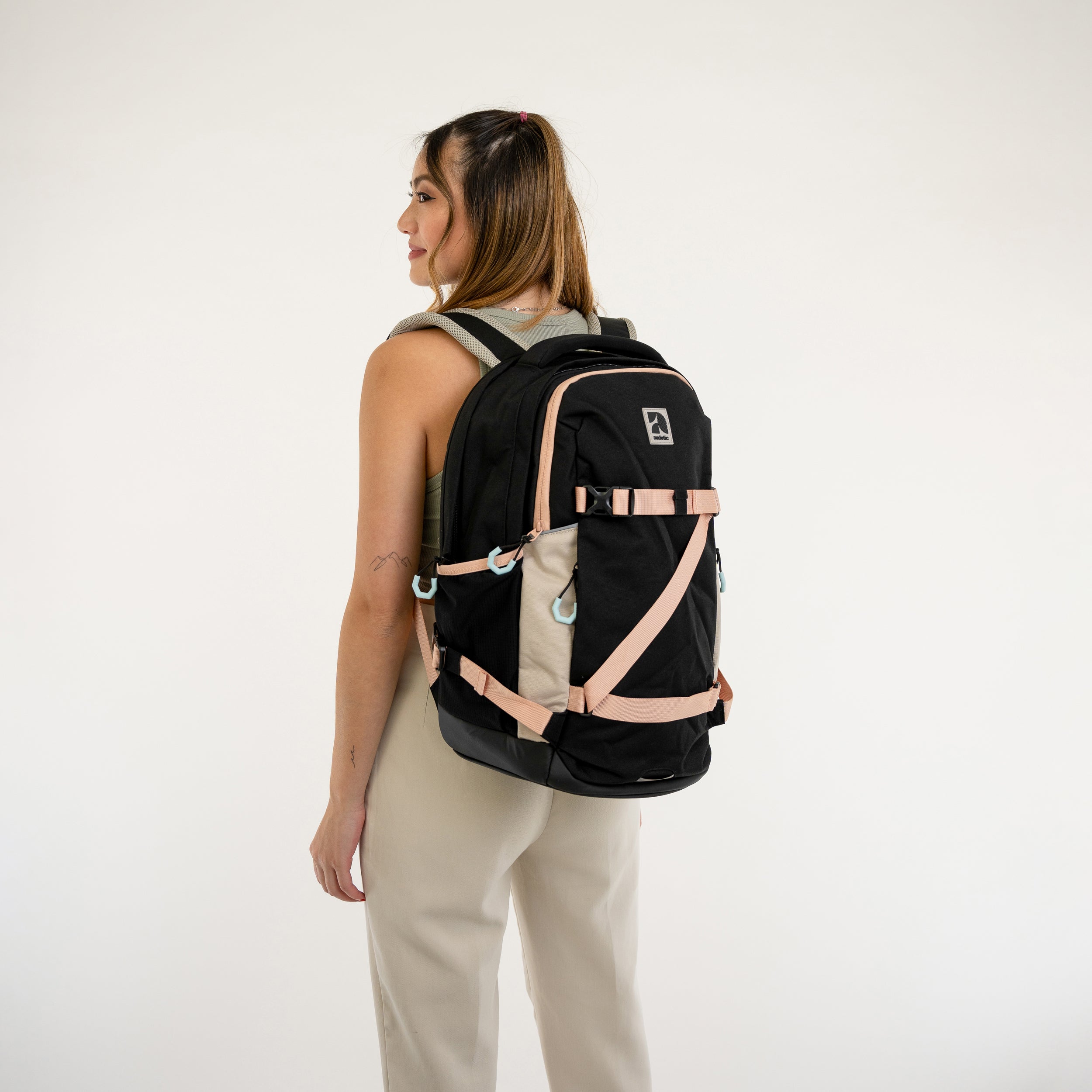 Teenager-Mädchen mit schwarzem Audetic Schulrucksack COSMO mit beigen und hellblauen Akzenten